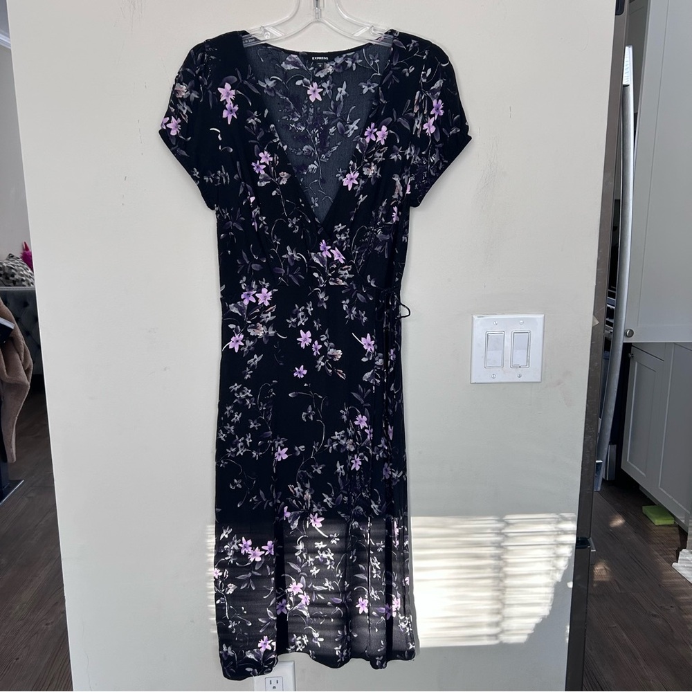 Express black floral V-neck wrap dress short sleeves a tie waist. Size M